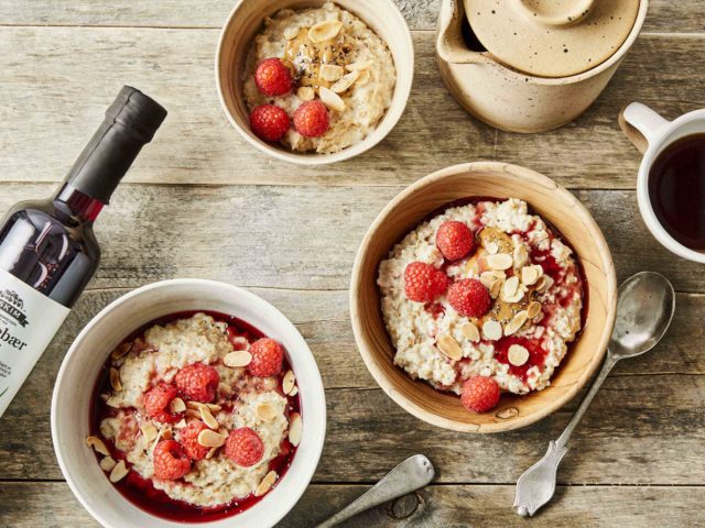 Havregrot med nottesmor og bringebaersaus